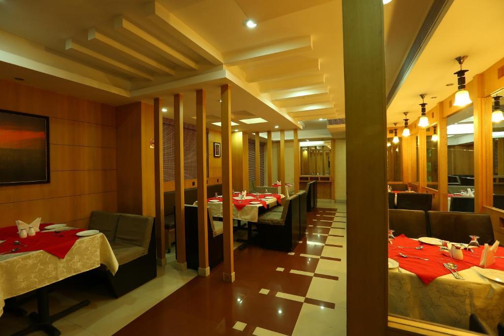 Pattom Royal Hotel Thiruvananthapuram Екстериор снимка